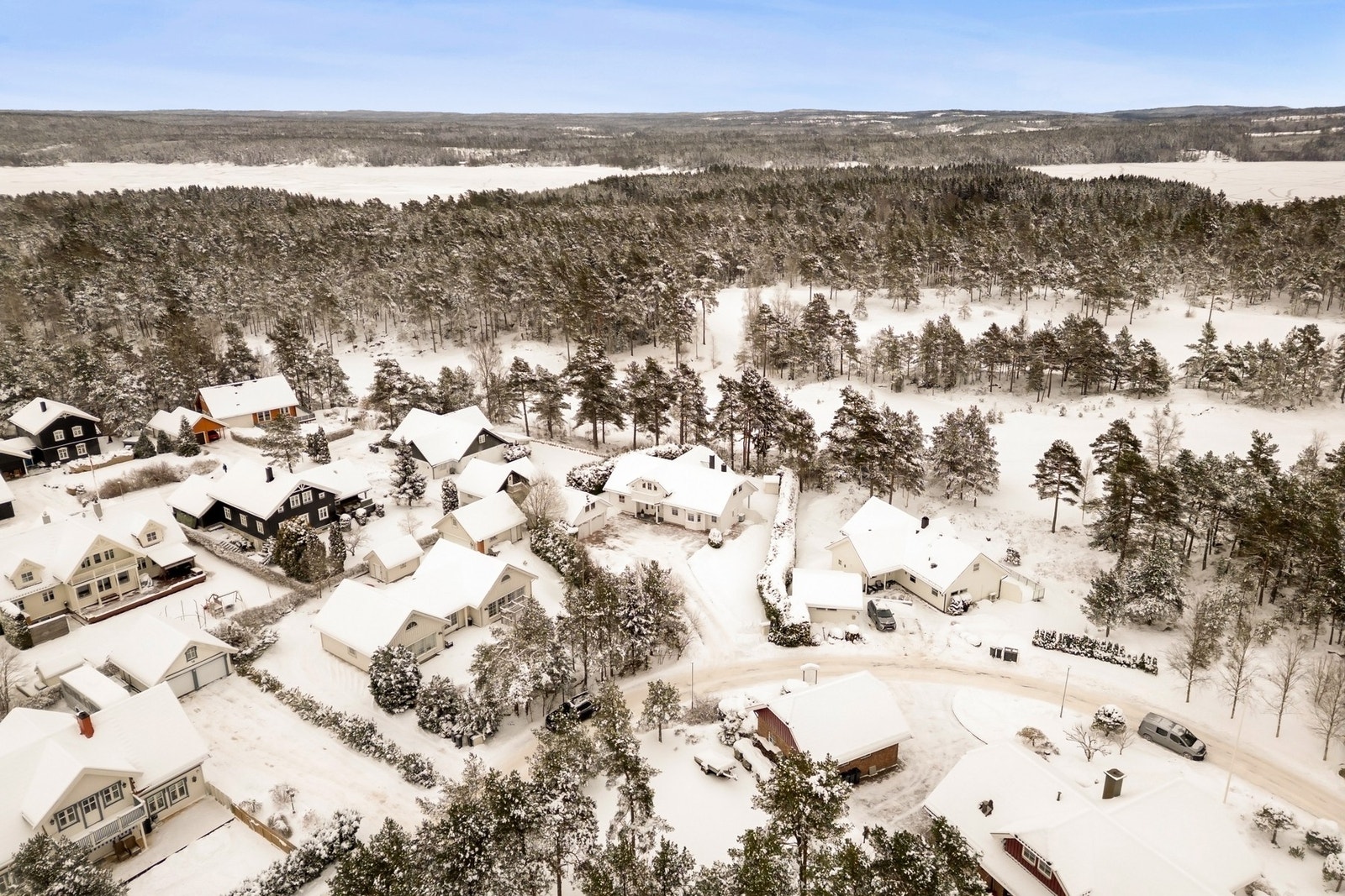 Isesjøen er like fin sommer som vinter. Her dekket av is og snø. Velkommen til en hyggelig visning i Grønnlia 18! Galleribilde