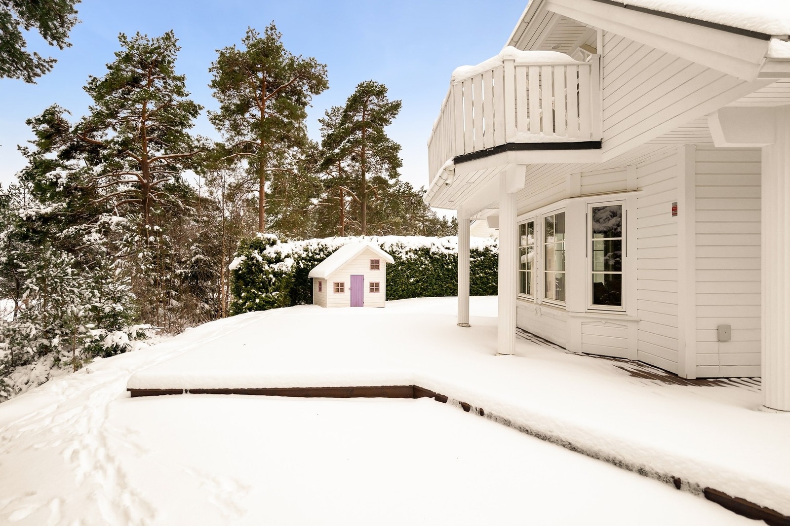 Skjermet terrasse som grenser til skogen og golfbanen. Galleribilde