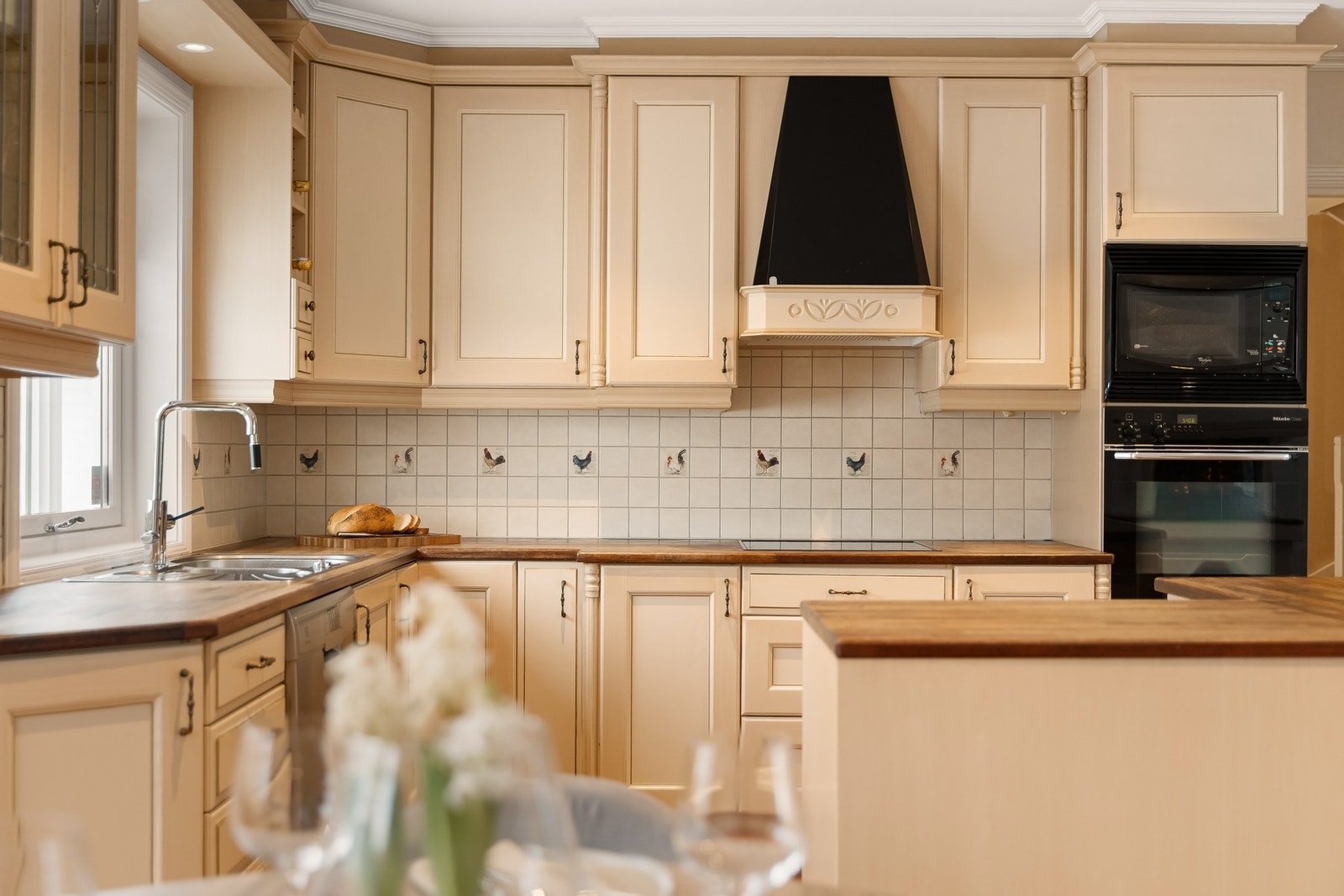 Kjøkkenet har innredning med profilerte- og vitrinefronter.
Benkeplaten er av heltre. Galleribilde