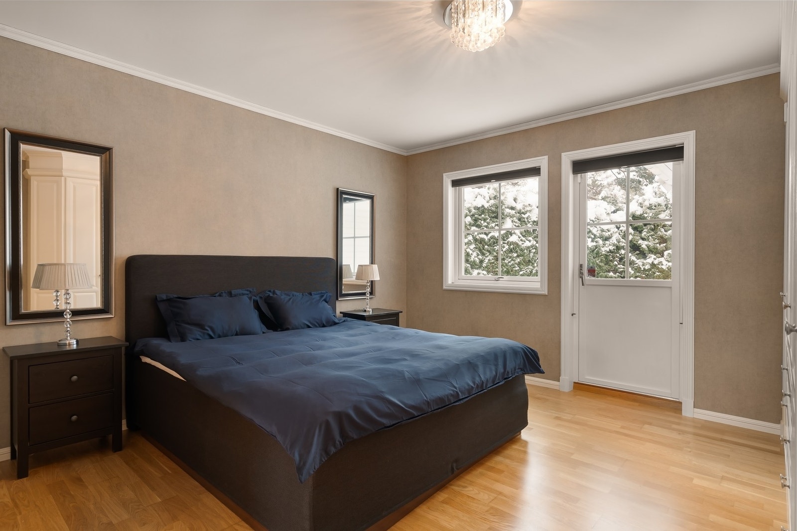 Boligen har hele fire romslige soverom. Dette som ligger i 1. etasje er tilknyttet et privat baderom. Galleribilde