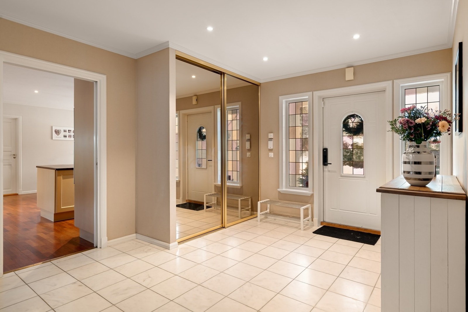 Boligen har vannbåren gulvvarme i alle gulvene i første etasje, samt på bad i andre etasje. Galleribilde