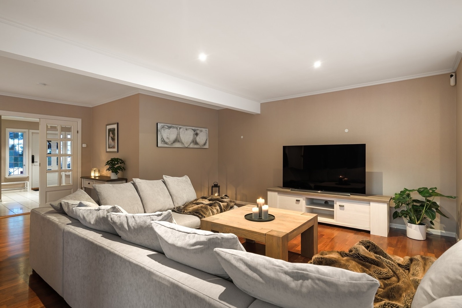 Lyse og tidsriktige overflater gjør det enkelt å innrede de sosiale rommene. Galleribilde