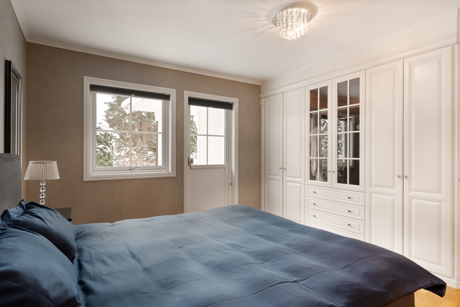 Hovedsoverommet har et stort integrert garderobeskap. Det er også utgang til terrassen. Galleribilde