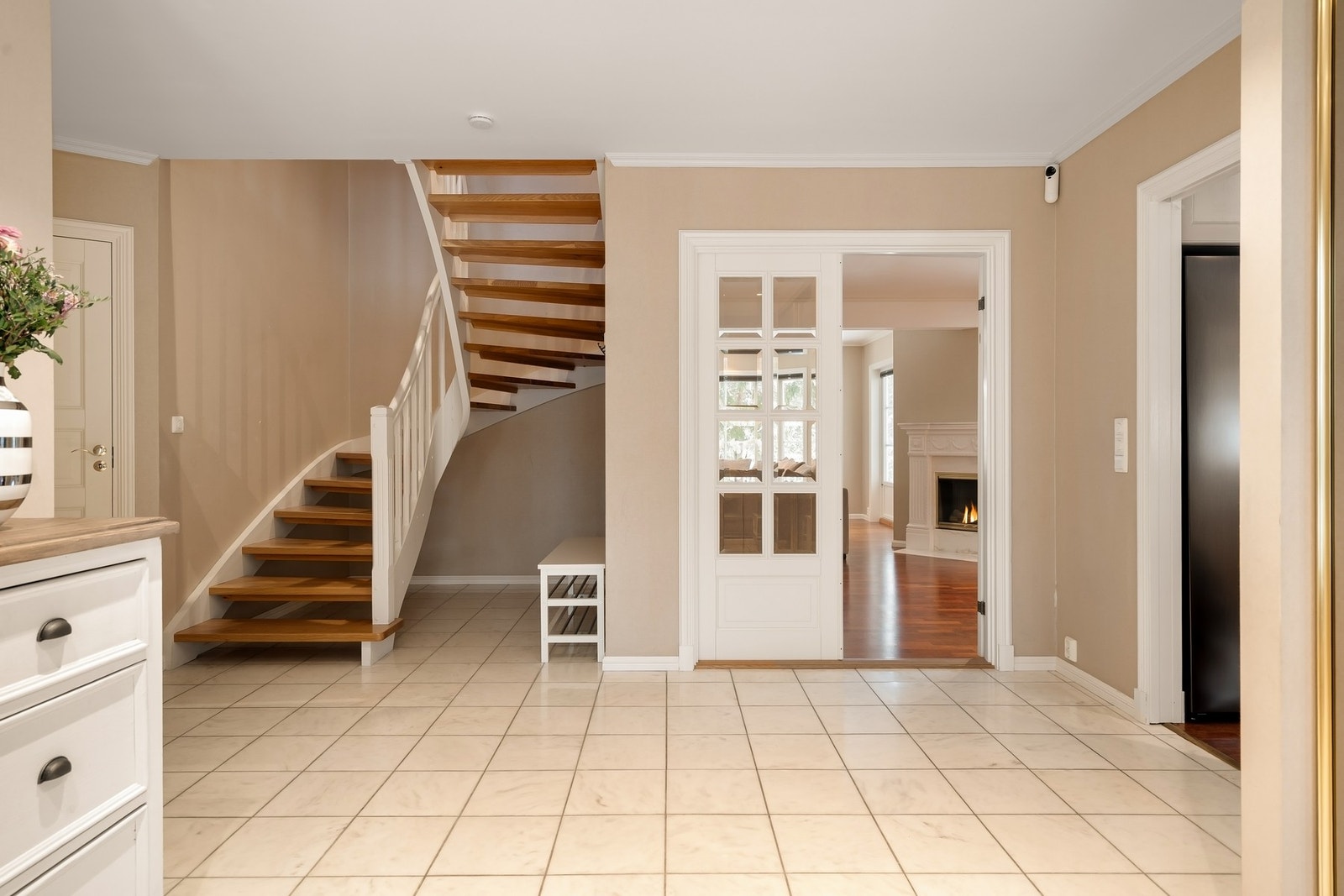 Romslig hall med flislagt gulv. I tillegg til integrert skyvedørsgarderobe, så er det plass til kommoder og diverse oppbevaringsløsninger. Galleribilde