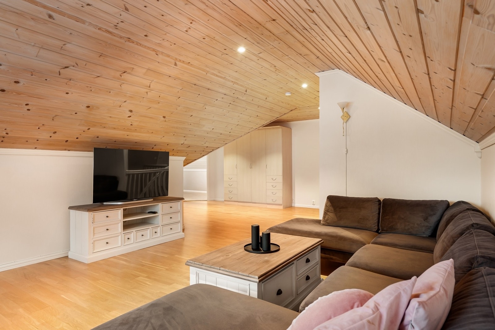 En stor og luftig loftstue gir mulighet til å trekke seg tilbake. Galleribilde