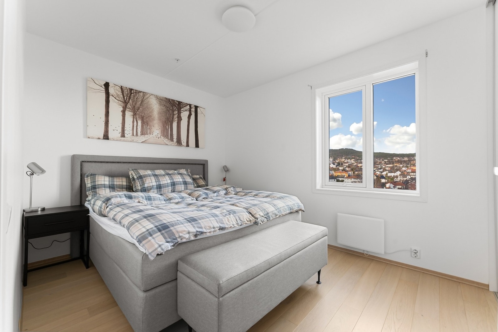 Hovedsoverommet har en fin størrelse med plass til stor seng, nattbord og diverse møblement. Galleribilde