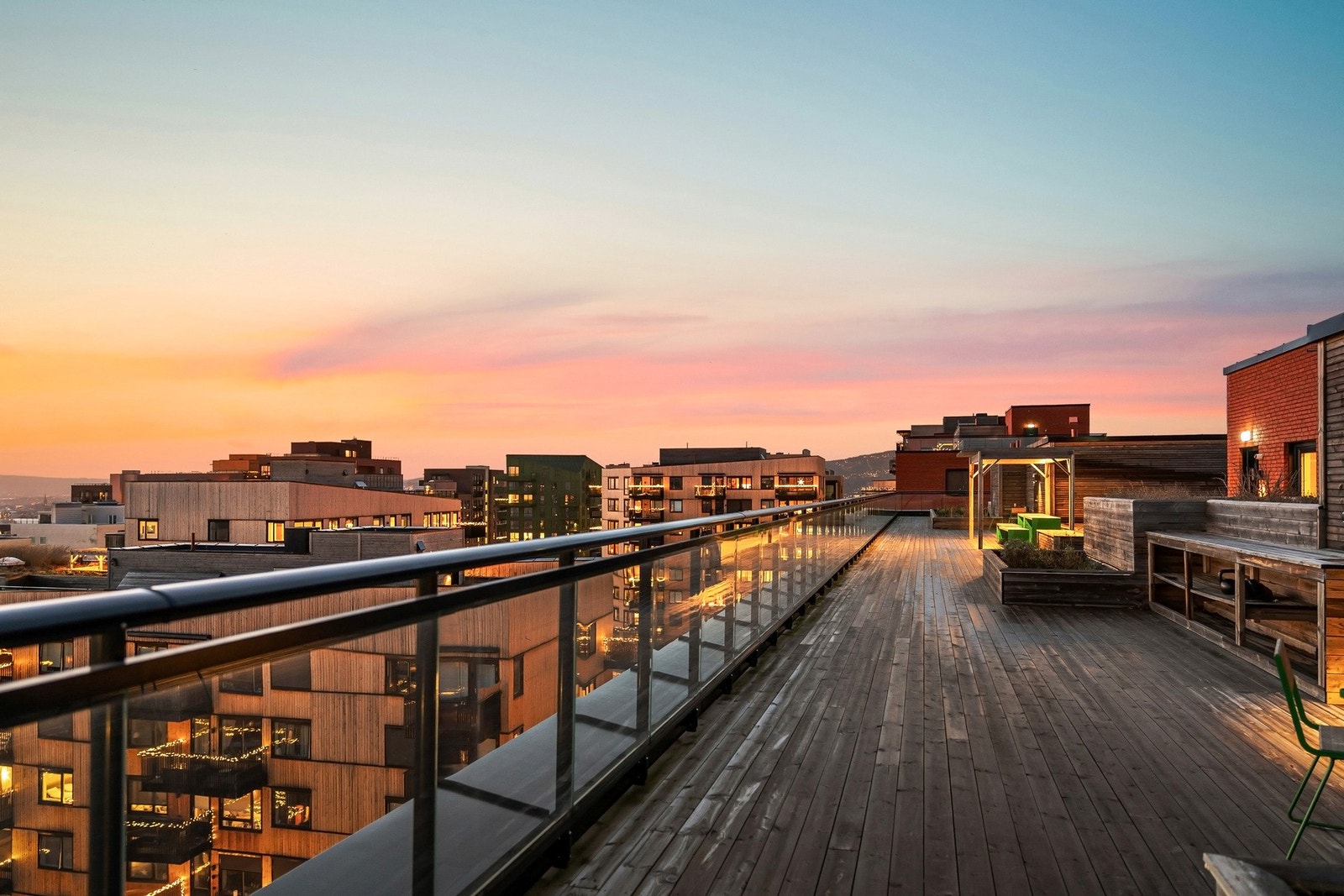 En fantastisk felles takterrasse ligger i etasjen over med sittegrupper, utekjøkken m.m. Galleribilde