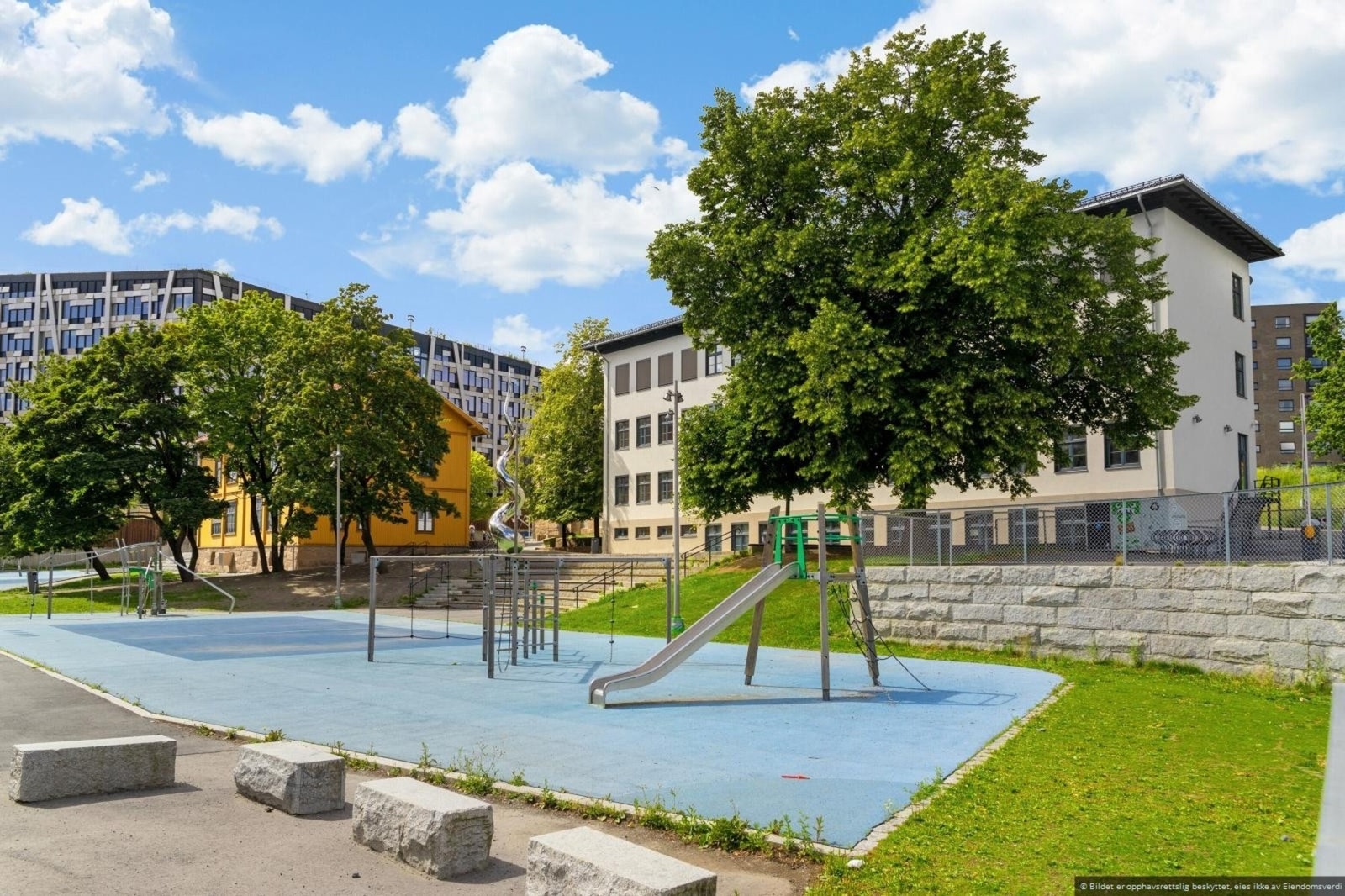 Boligen sogner til populære Løren barneskole. Cirka 450 meters gange unna. Galleribilde