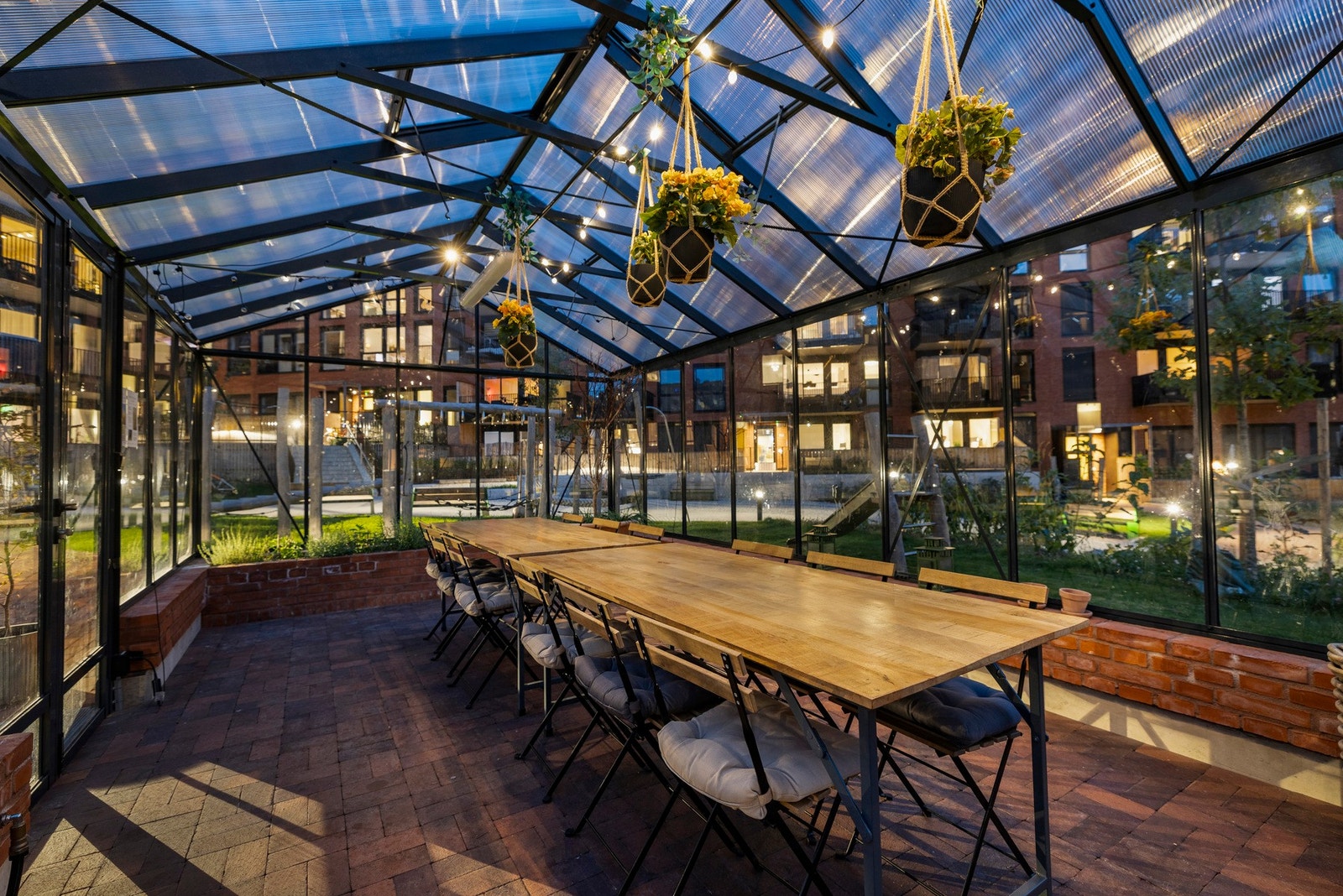 Beboere har tilgang til felles drivhus som også kan bookes til bruk ved selskap Galleribilde