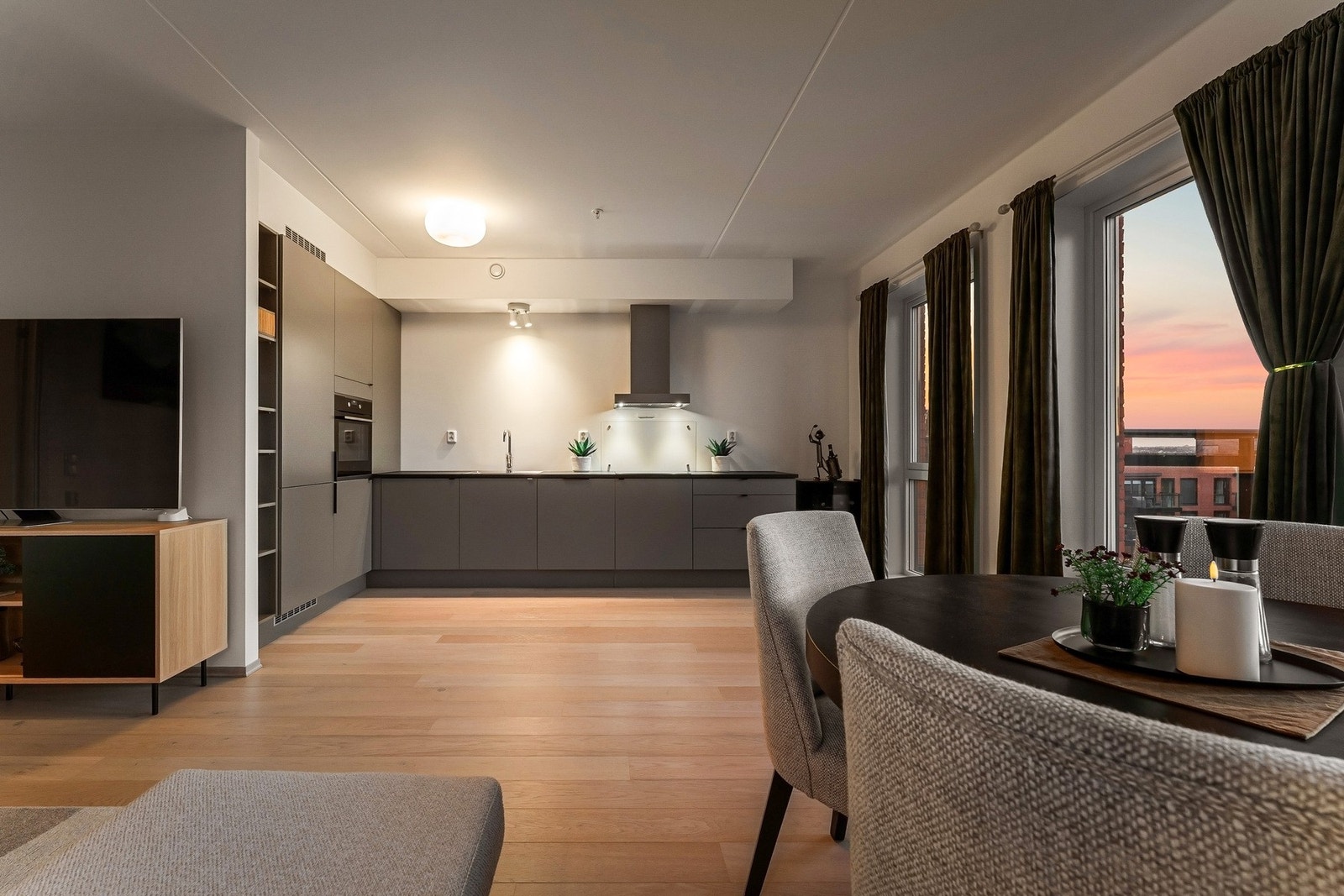 Kjøkkenet er romslig og holder en god standard og innredning med glatte fronter og balansert ventilasjon. Galleribilde