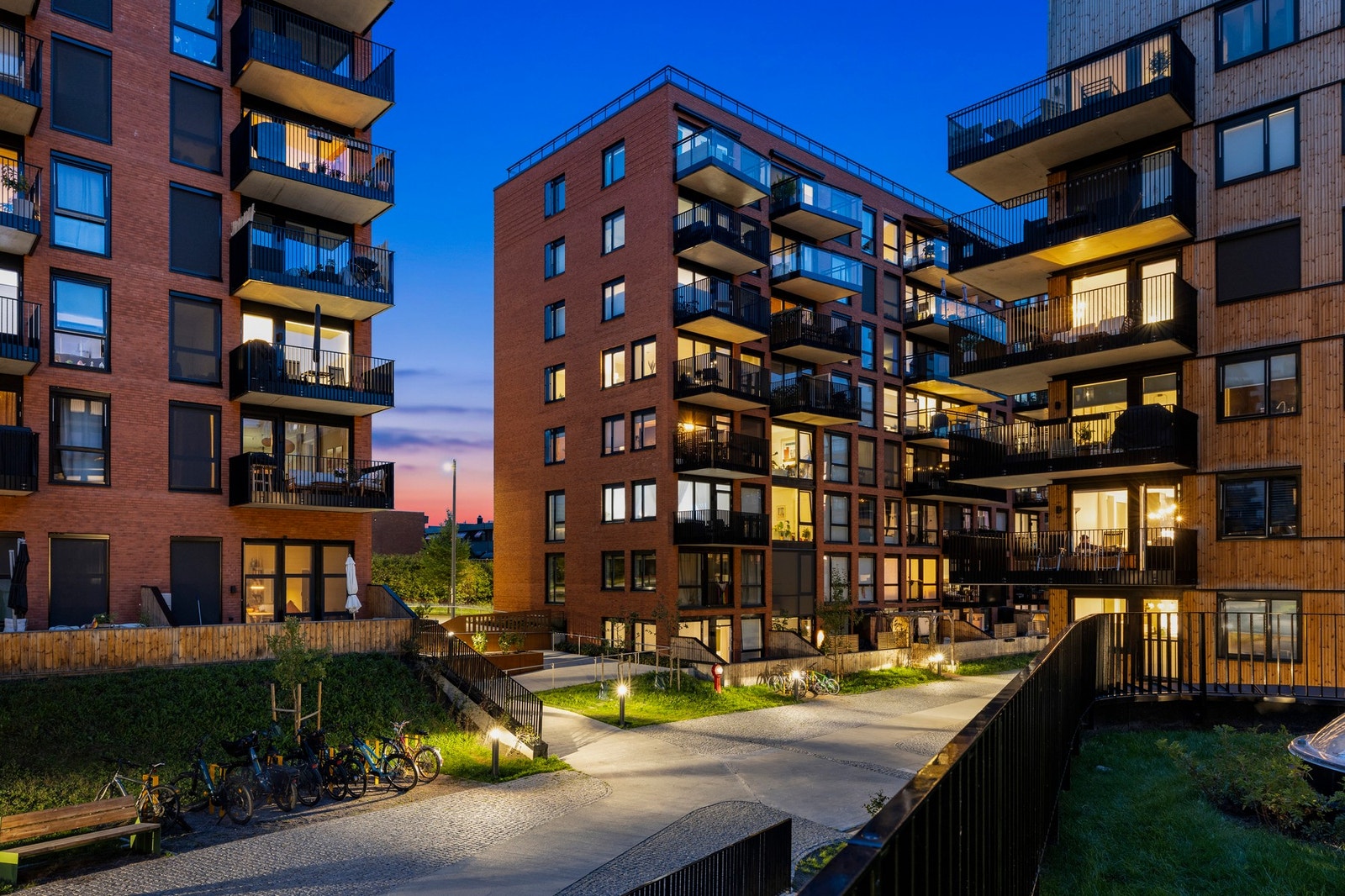 Beliggenheten er god med kort vei til butikker, kaféer, kollektivtransport m.m. Galleribilde