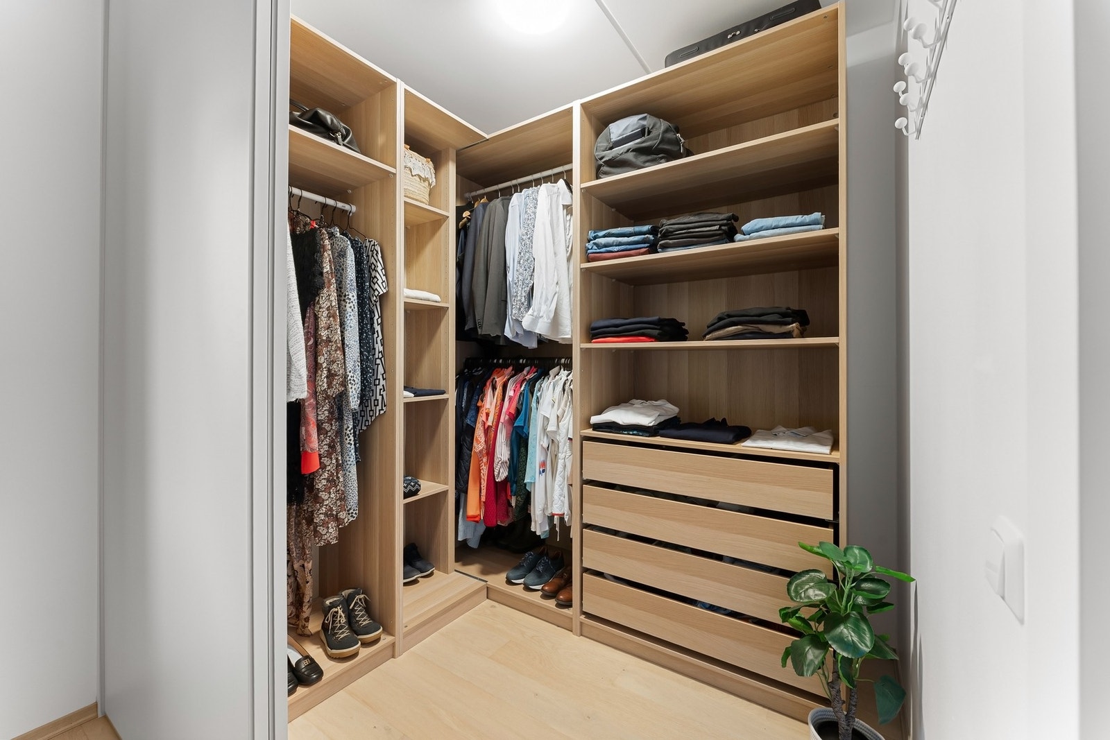 Fra hovedsoverommet er det videre adkomst til walk-in-closet. Galleribilde