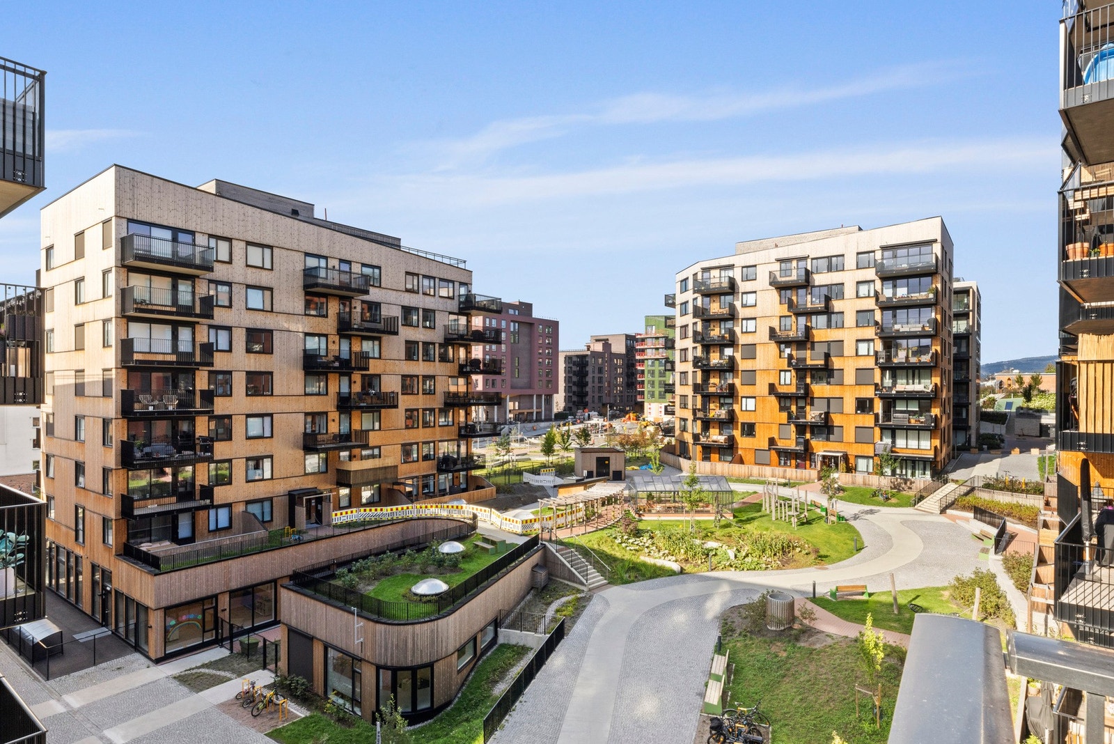 Løren Botaniske har fine grøntområder mellom blokkbebyggelsen Galleribilde