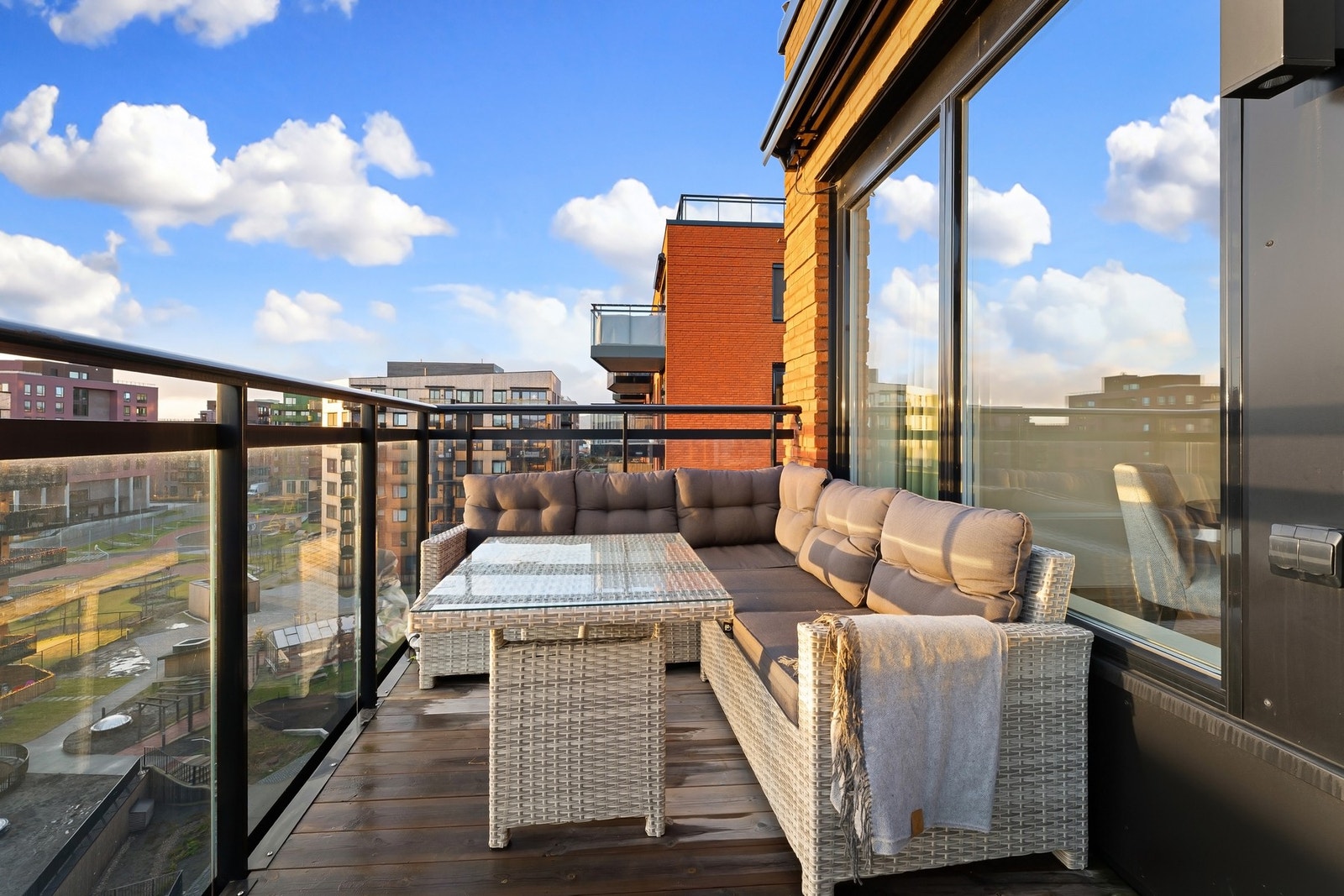 Balkongen har svært gode solforhold fra ca. klokken 10-21 sommertid Galleribilde