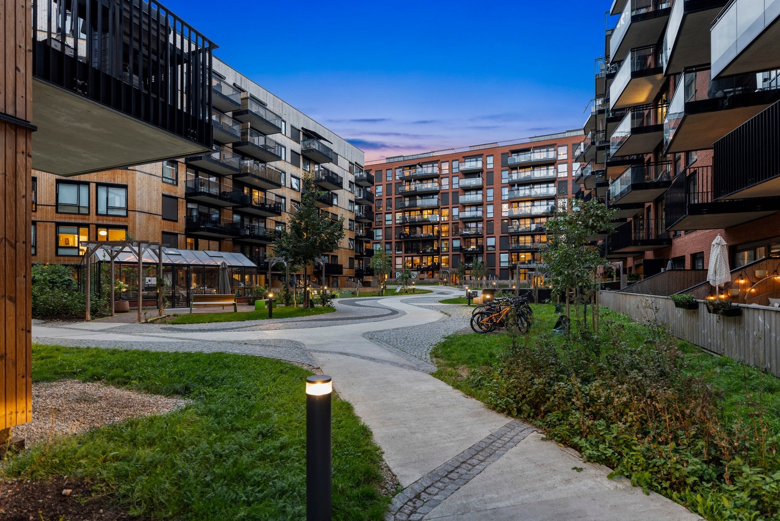 Tomten er pent opparbeidet med felles, belyste gang- og stikkveier. Galleribilde