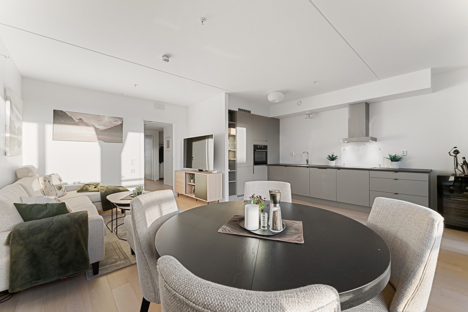 Stue og kjøkken ligger i åpen løsning med romslig løsning. Galleribilde