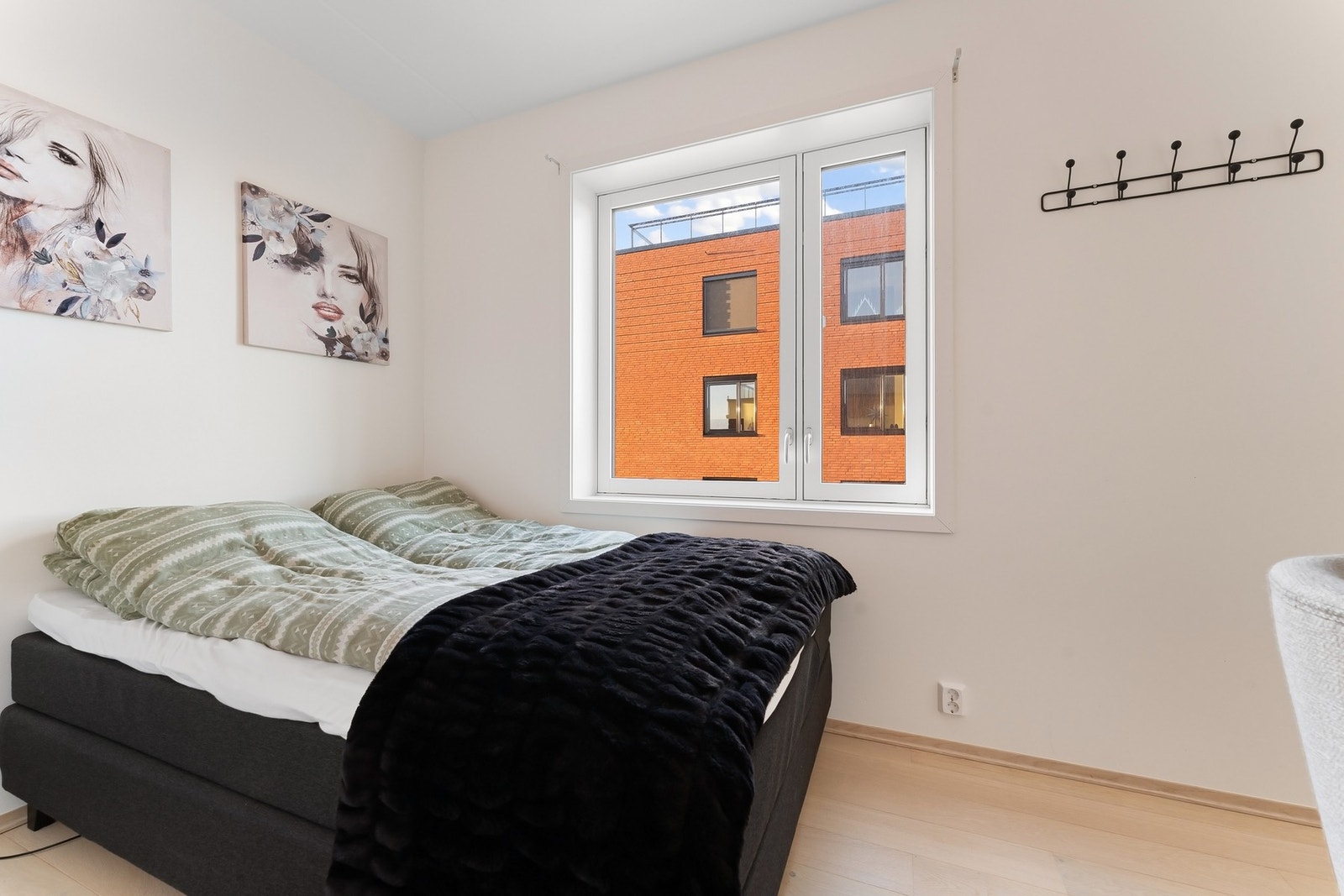 Det minste soverommet har også godt med plass til stor seng Galleribilde