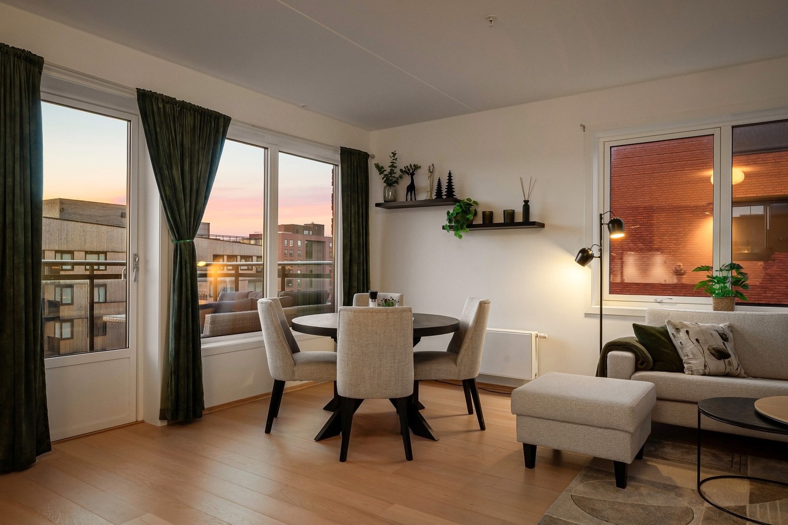 Fra stuen er det ved spiseplass utgang til balkong Galleribilde