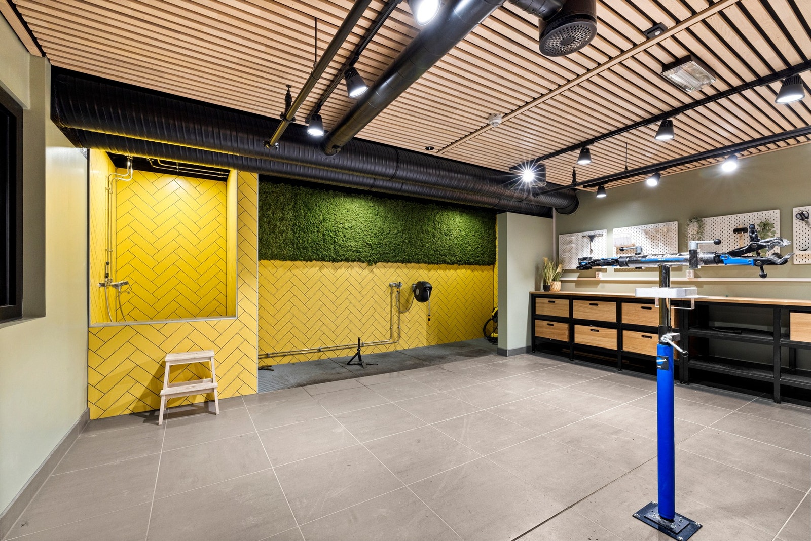 I kjelleretasjen finner man felles bruksrom med sykkelverskted og til og med vask av kjæledyr Galleribilde