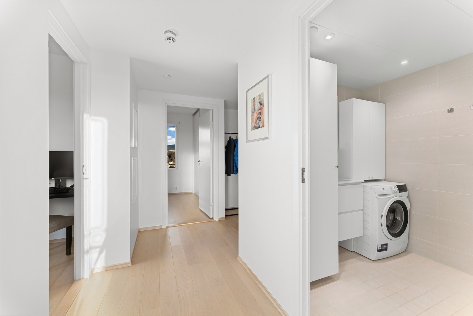 I motsatt ende av gangen fra soverommet er det adkomst til et stort bad Galleribilde