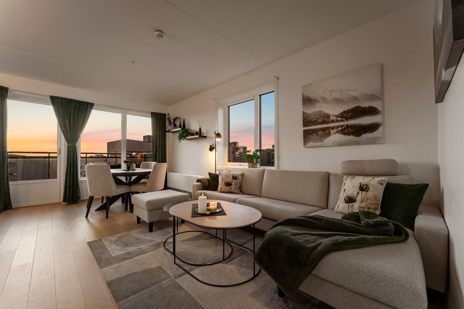 Dette er en moderne topp/endeleilighet med heisadkomst og flotte solforhold. Galleribilde