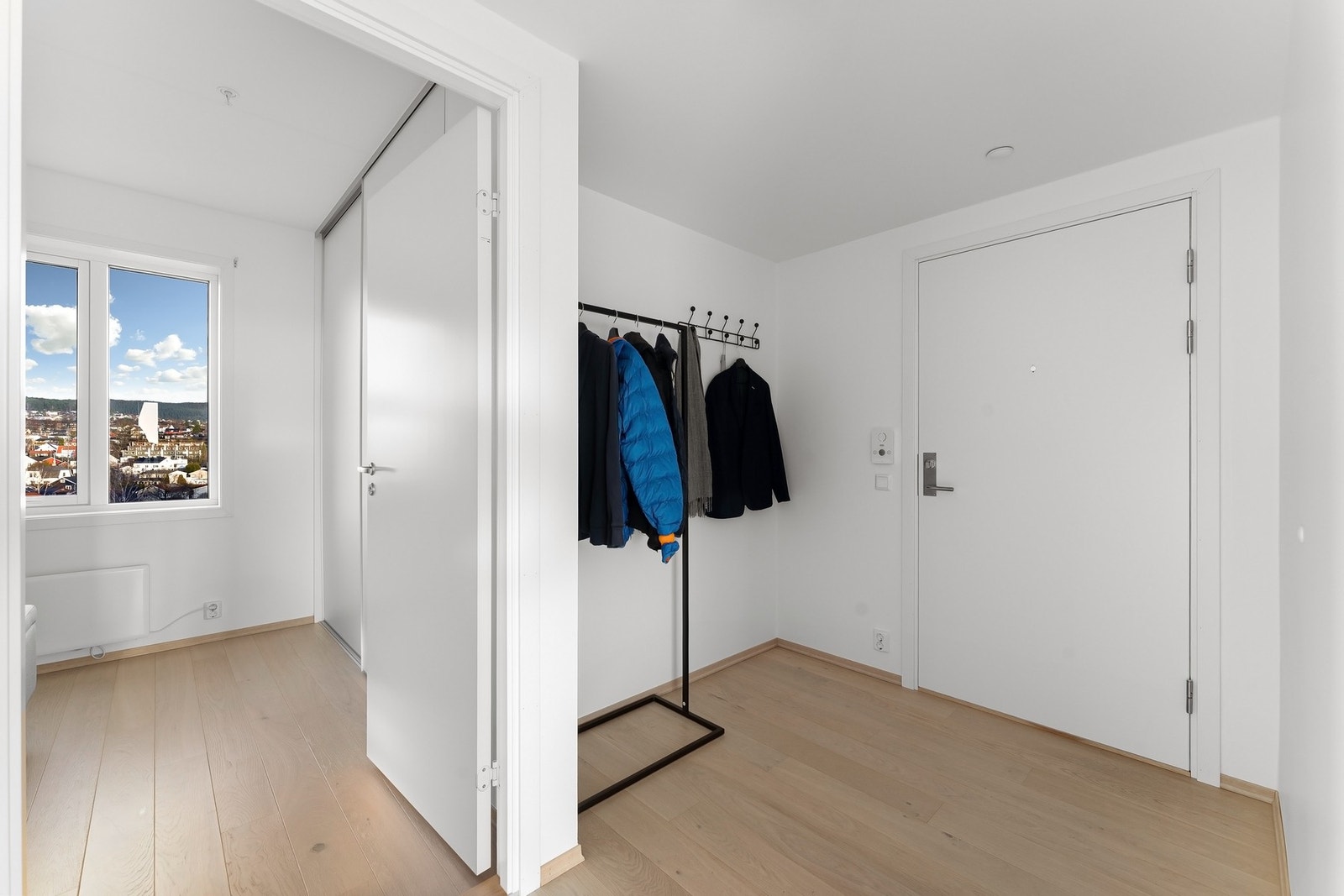 En romslig entré gir muligheter for ulike løsninger av oppbevaring. Galleribilde