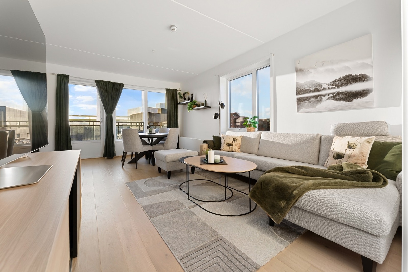 Store vindusflater i 8. etasje gir deg gode lysforhold Galleribilde