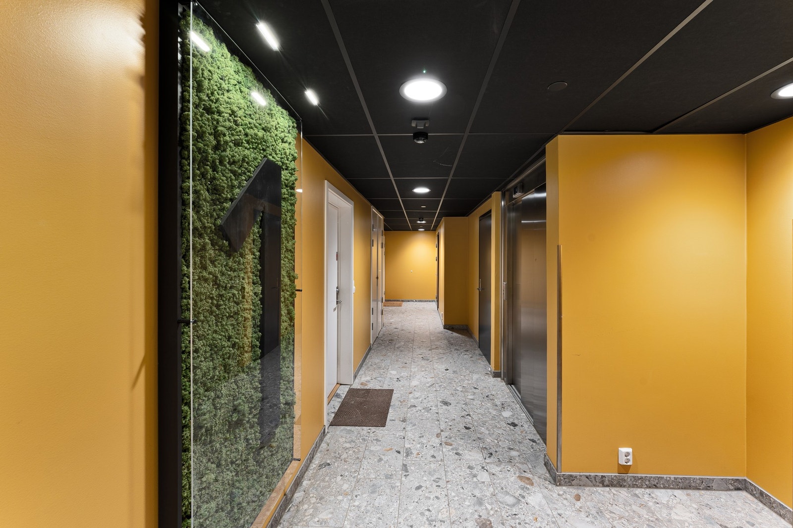 Boligen har heisadkomst som enkelt tar deg enten opp til etasjeplan eller ned til felles bodområde. Medfølgende bod på ca. 6,2 kvm. Galleribilde