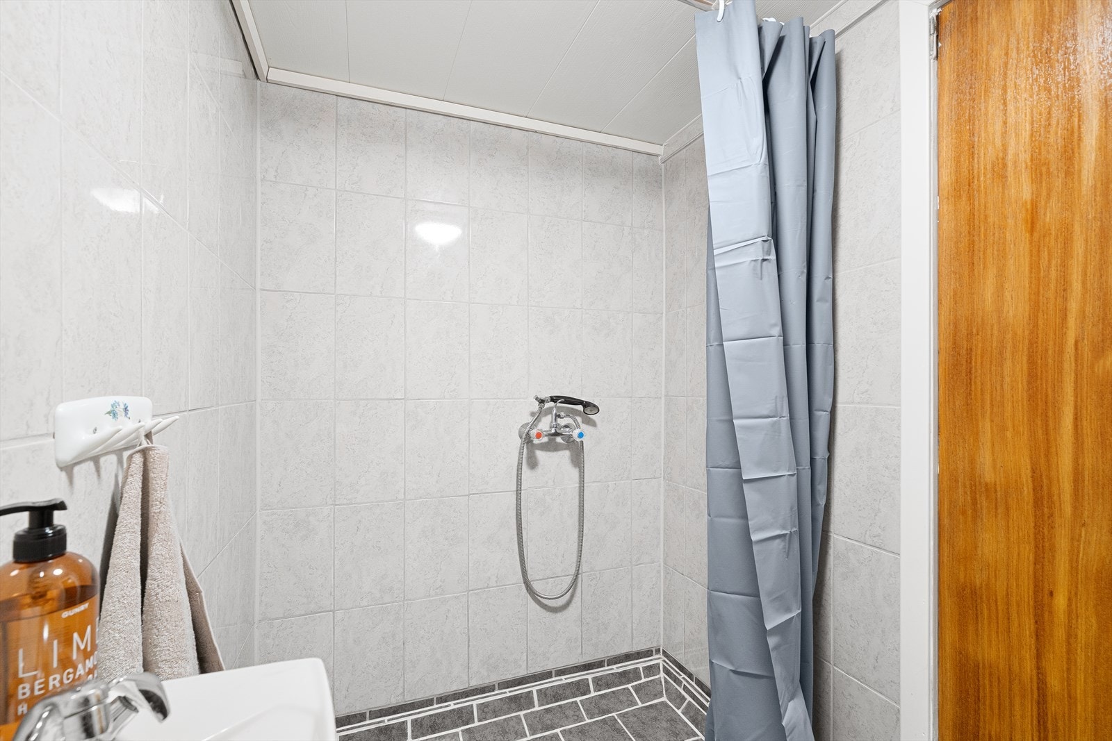 Badet har toalett, dusj og servant. Galleribilde