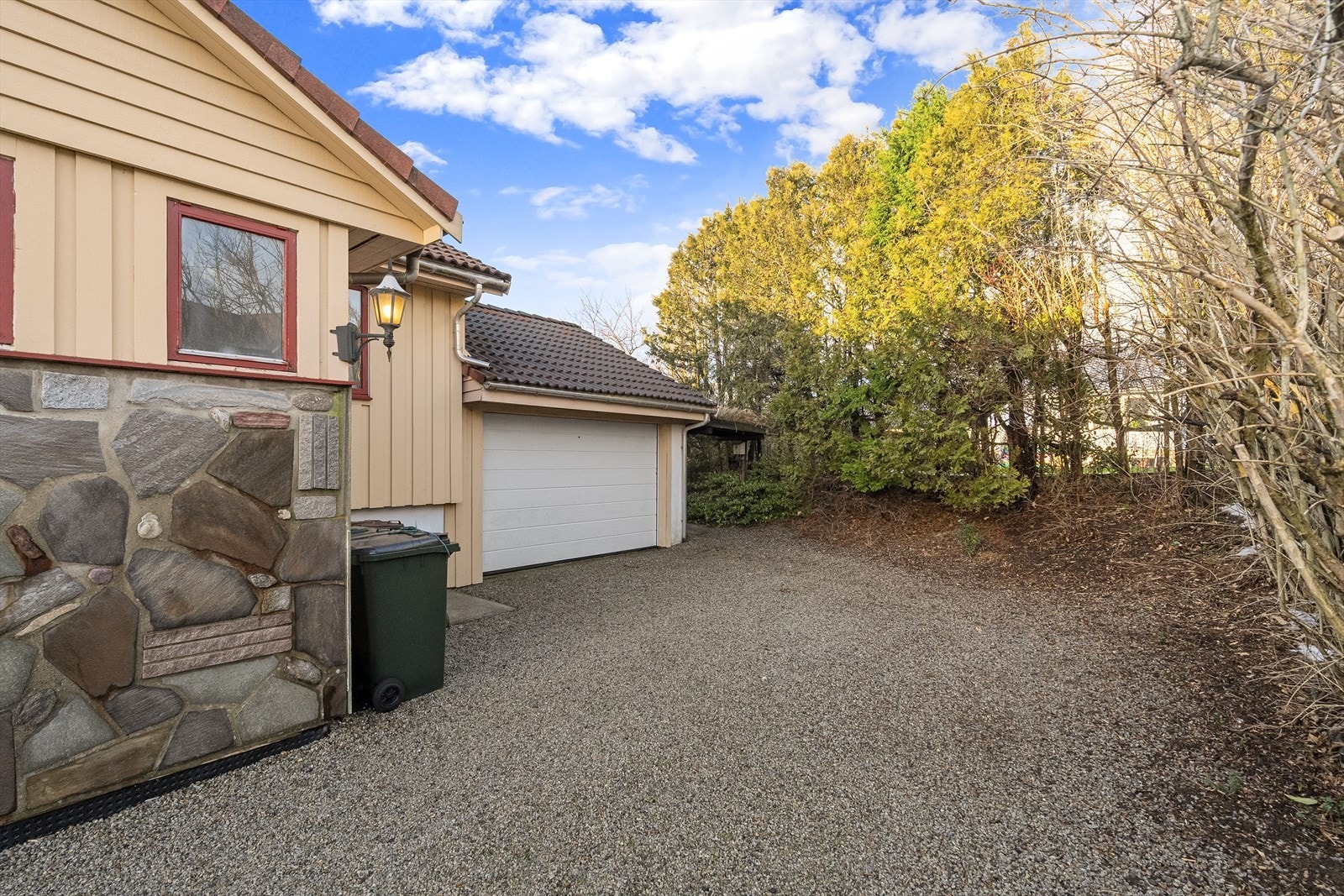 Garasje med automatisk portåpner. Galleribilde