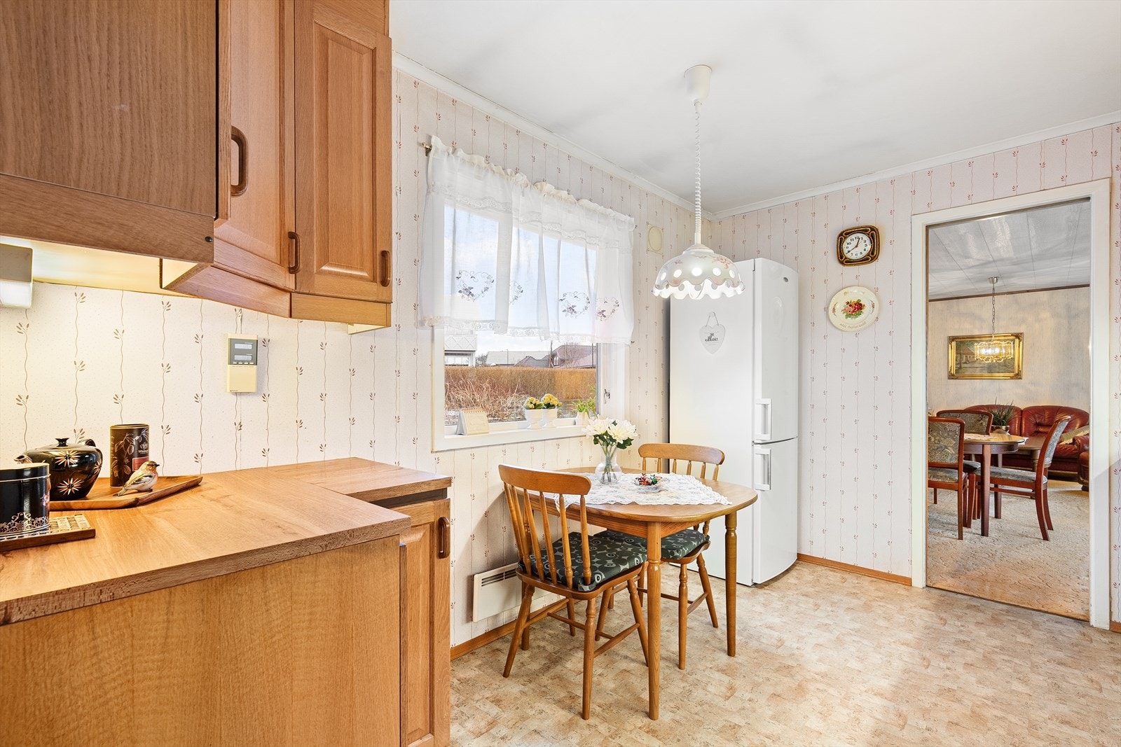 Kjøkkenet er plassert vegg i vegg med stuen. Galleribilde