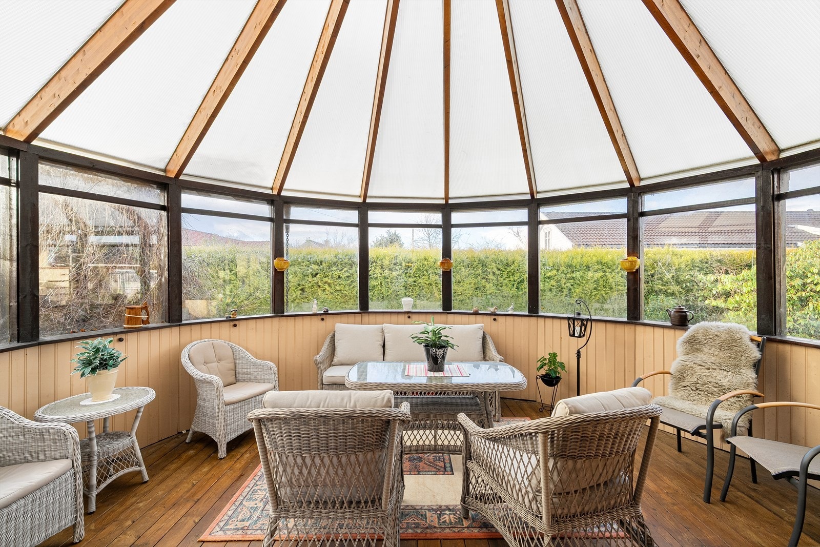 Hagestuens utforming er en spennende kontrast til det tradisjonelle 60-tallshuset. Galleribilde