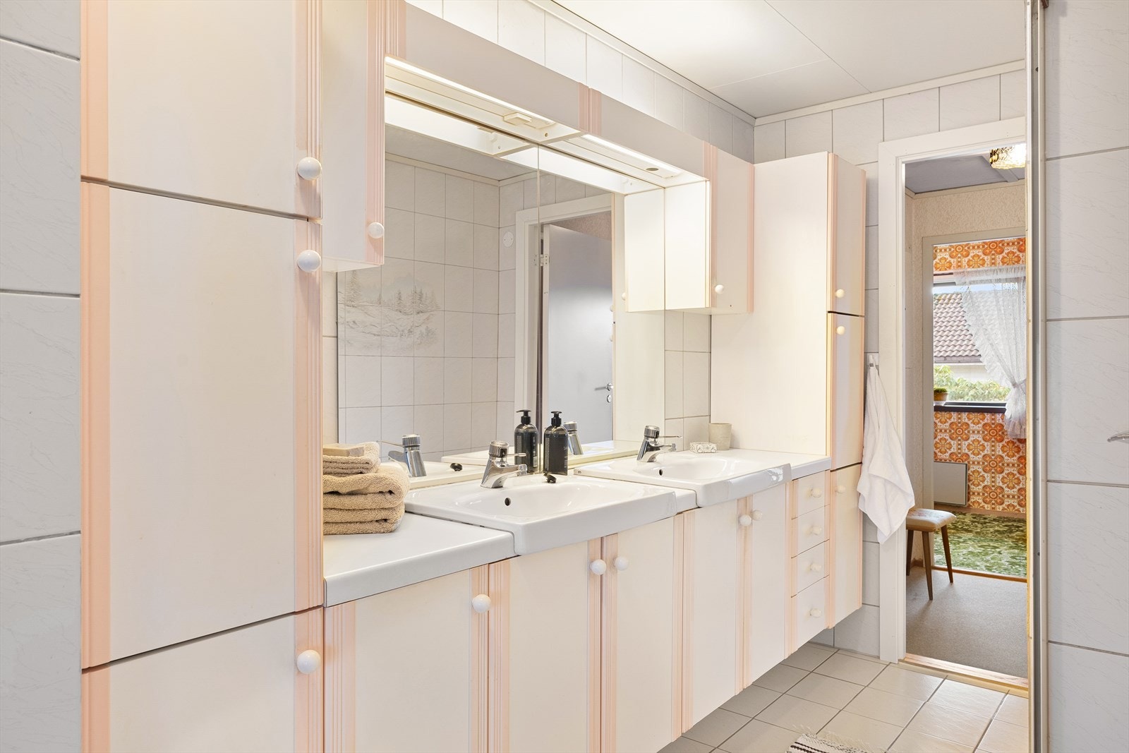 Badet er romslig med 2 servanter, mye skapinnredning, dusj, badekar og toalett. Galleribilde