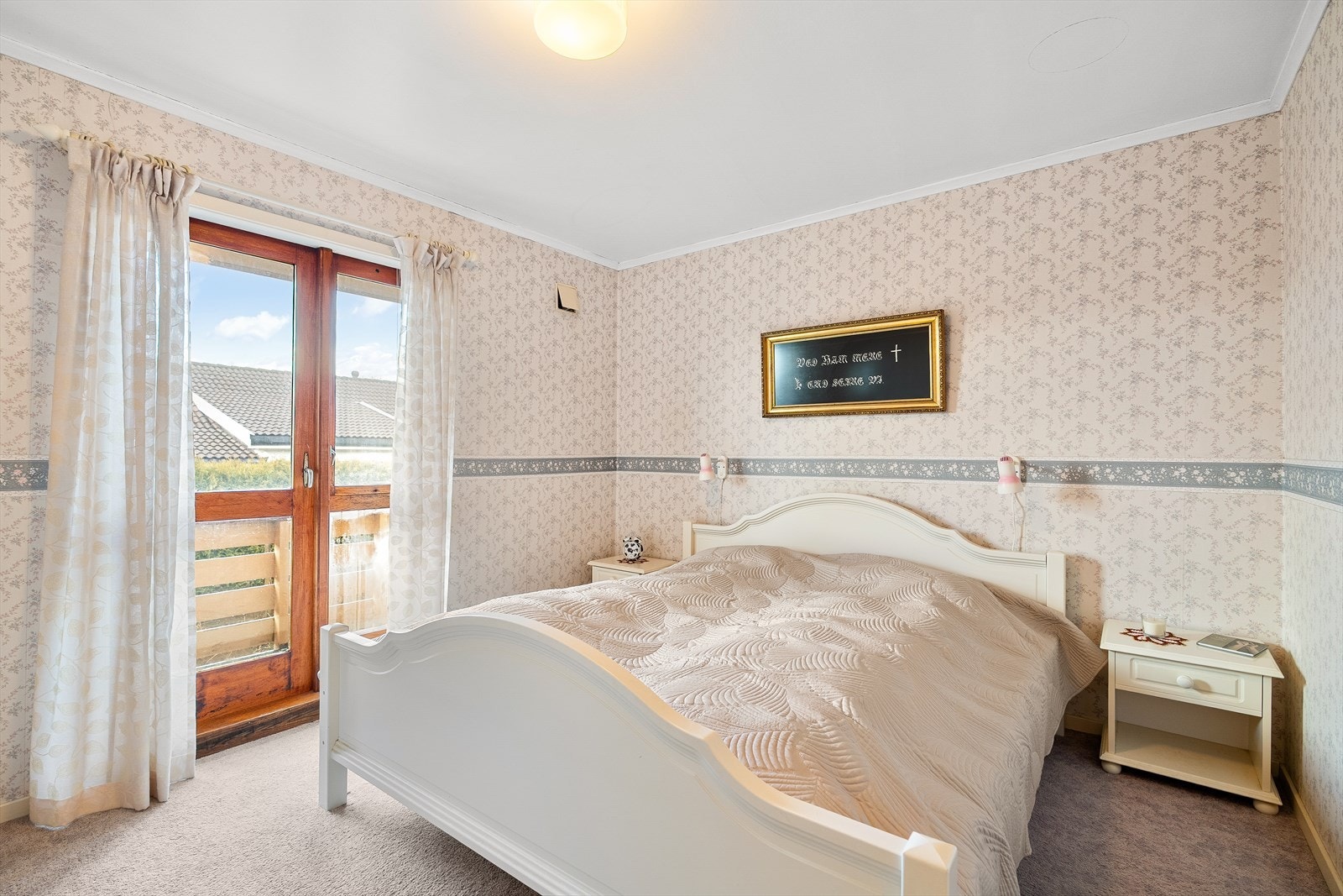 Soverom 1 med innebygd garderobe og utgang til luftebalkong. Galleribilde