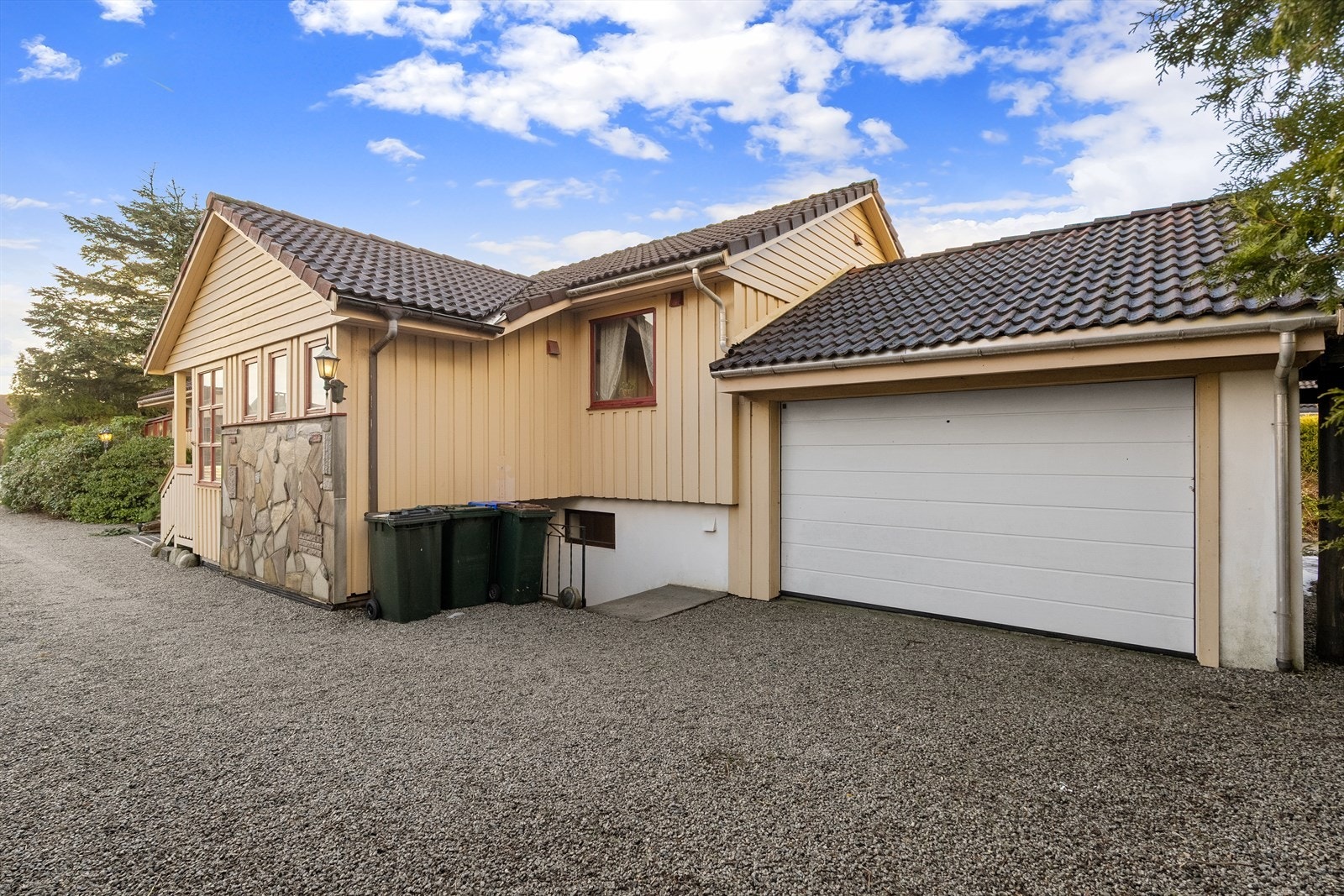 Eneboligen har romslig tomt på ca 900 kvm Galleribilde