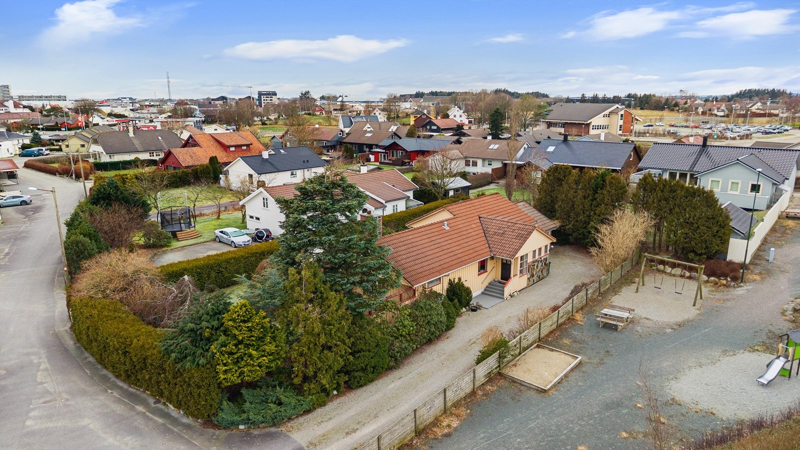 Eiendommen grenser mot lekeplass mot øst. Galleribilde