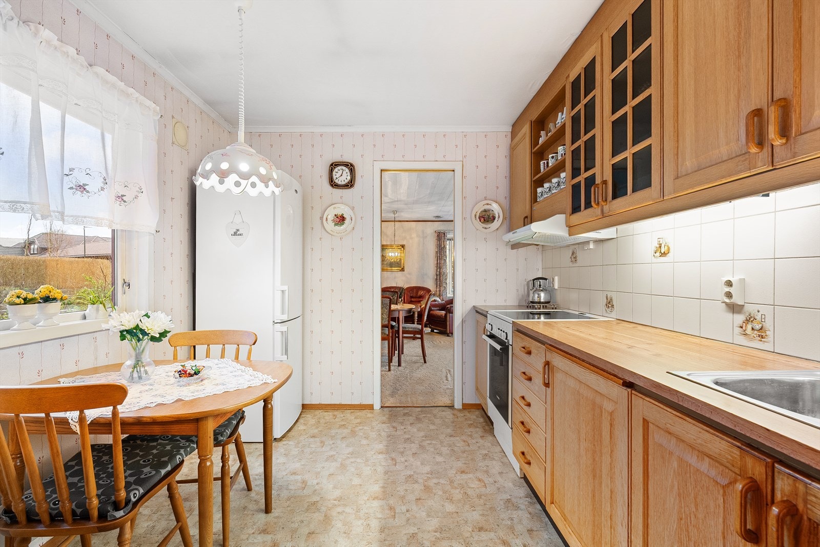 Hvitevarene som står på kjøkken medfølger i handelen. Galleribilde