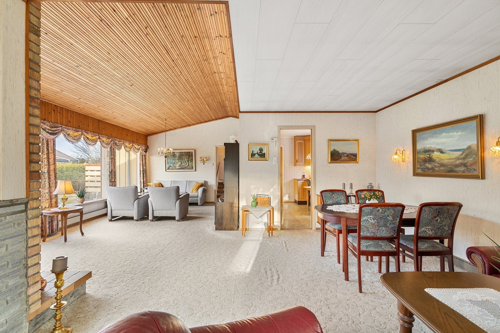 De ulike takhøydene og den ulike materialbruken gir en god lunhet i rommet. Galleribilde