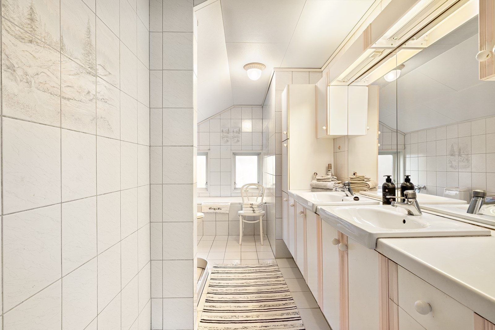 Badet har fliser på både gulv og vegg. Galleribilde