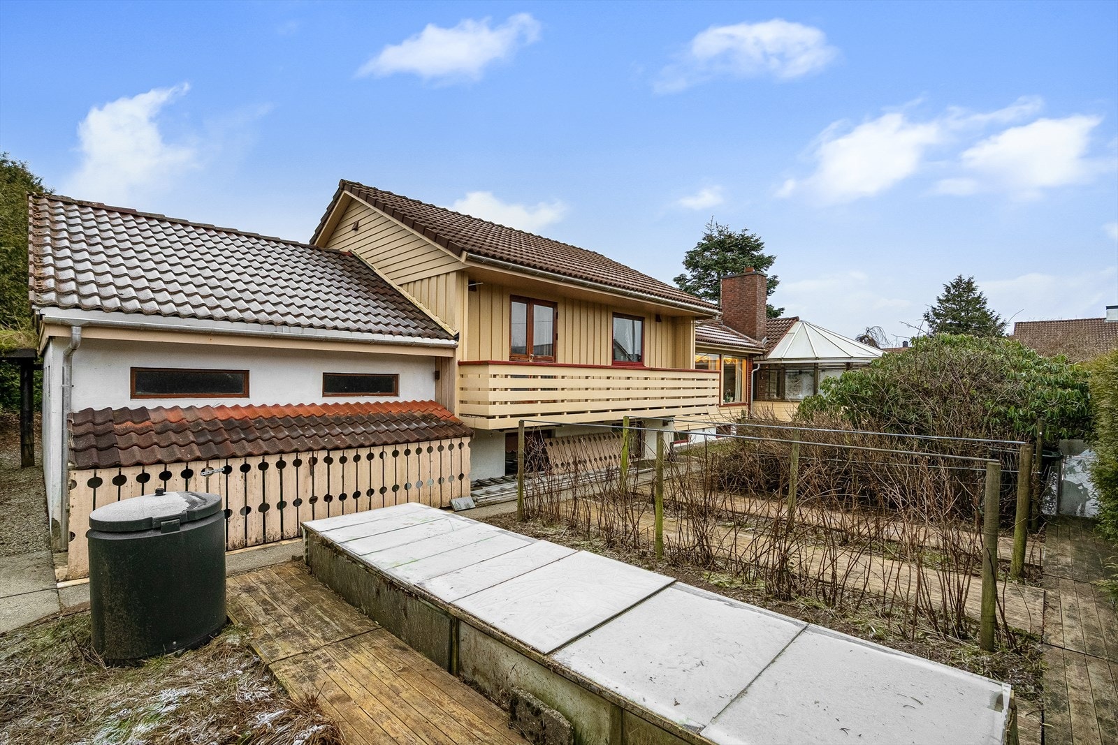 Tomten gir gode muligheter for den som ønsker å dyrke selv. Her er mye av tilretteleggingen allerede på plass. Galleribilde