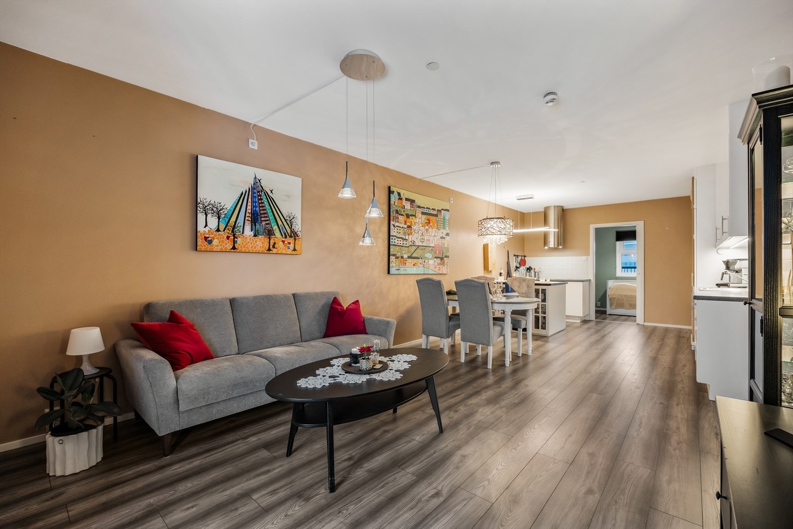 Stue i en moderne og åpen løsning til kjøkken. Galleribilde