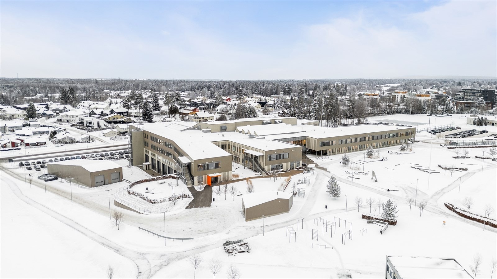 På naboeiendommen ligger Jessheim videregående skole med det fine parkområdet. Galleribilde