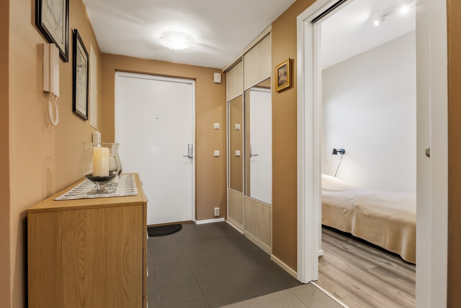 I gangen er det også en praktisk skyvedørsgarderobe. Galleribilde