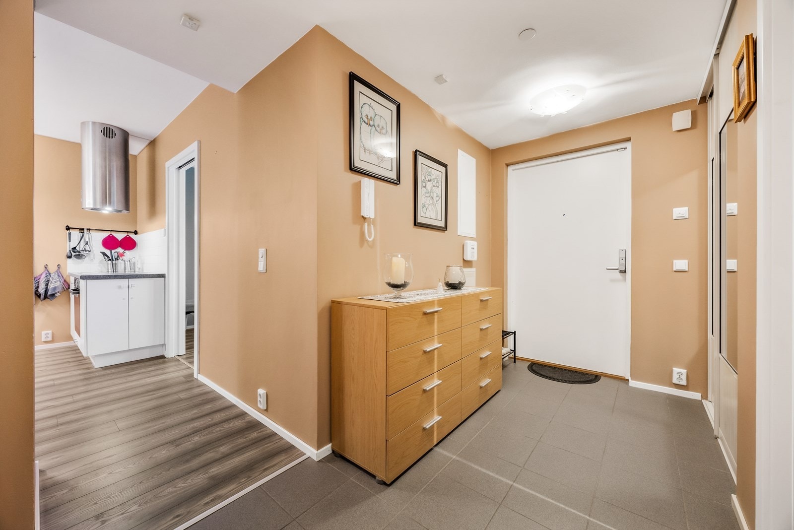 Gangen er malt i samme farge som stuen og kjøkkenet - en tidsmessig og varm farge. Denne kan avvike fra virkeligheten. Galleribilde