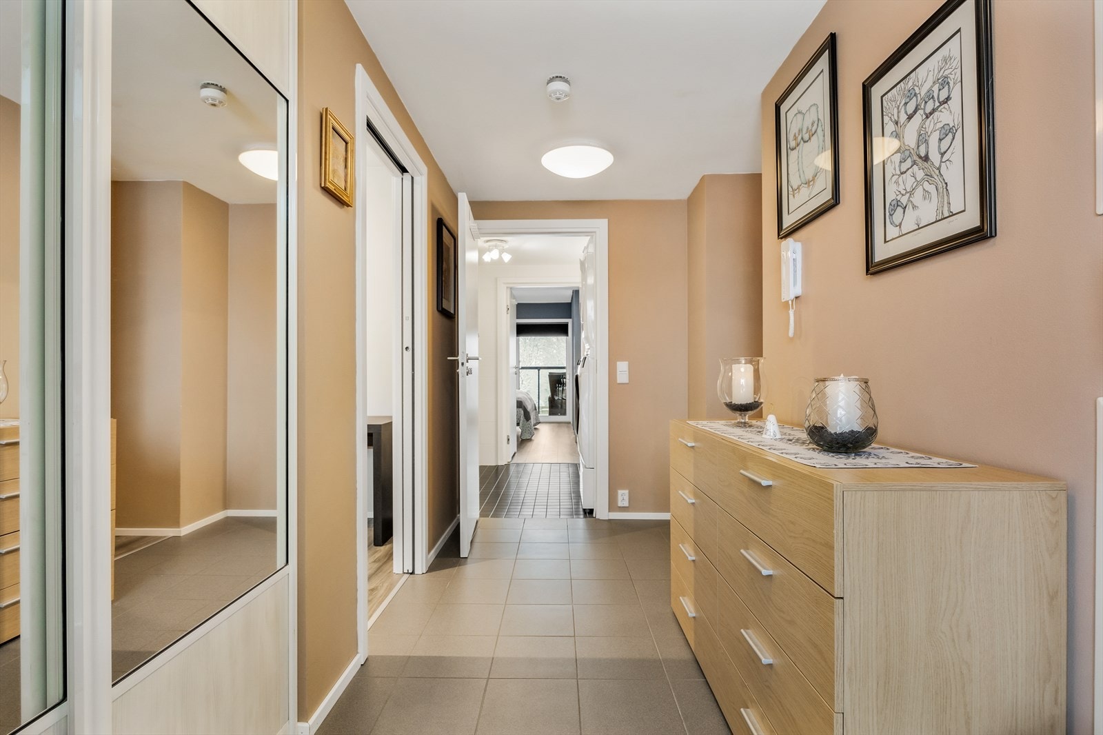 Gang med flislagt gulv med gulvvarme. Galleribilde