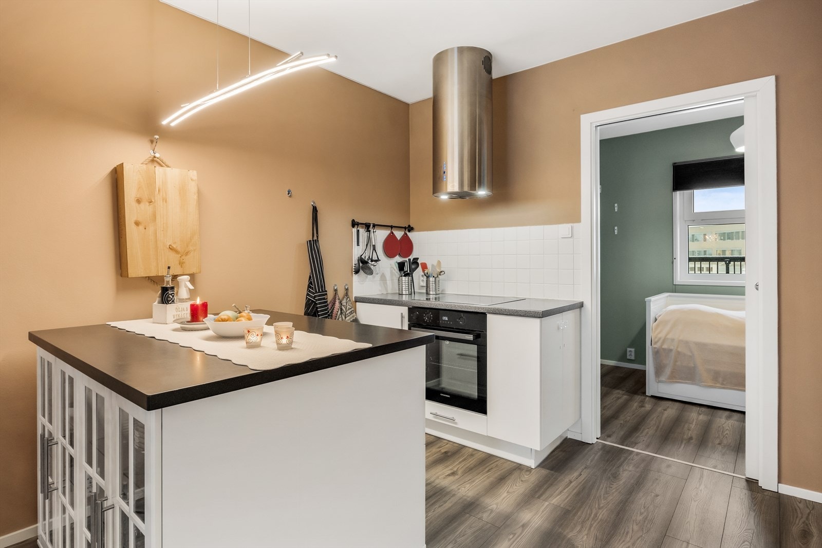 Praktisk kjøkkenøy som gir ekstra oppbevarings- og benkeplass. Galleribilde