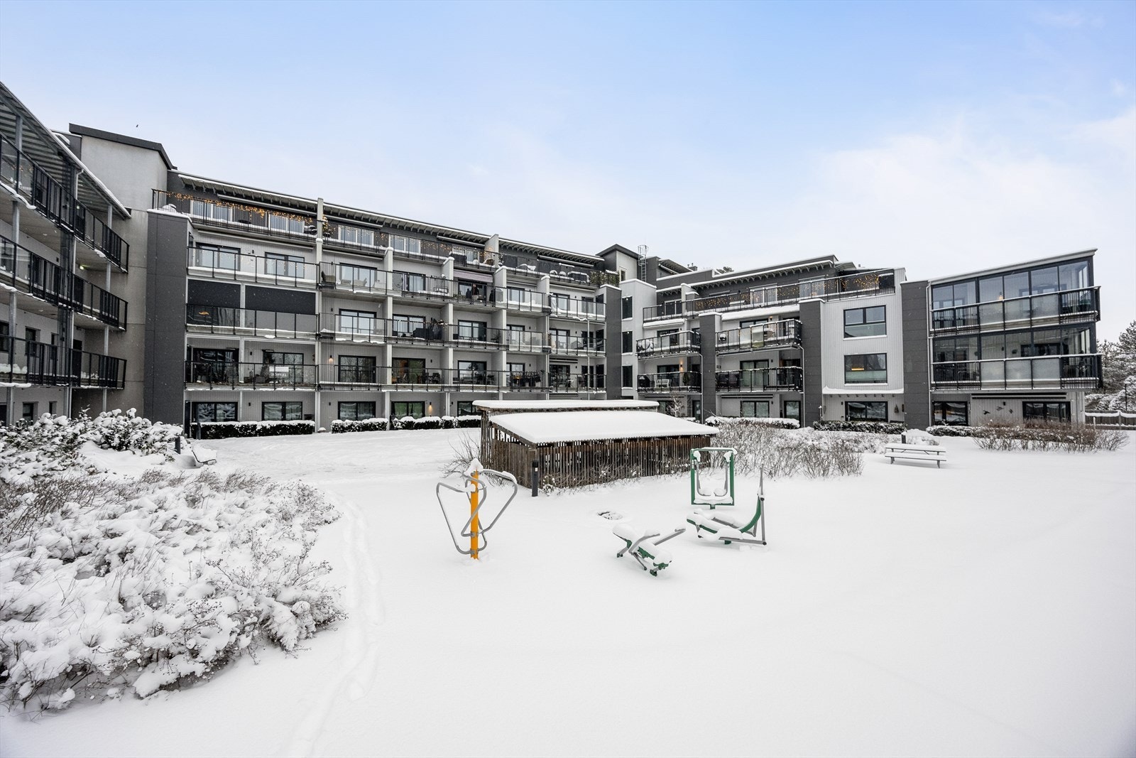 Fellesarealet består av bla. plen og beplantning, internveier, lekeapparater og hyggelige sittegrupper. Galleribilde