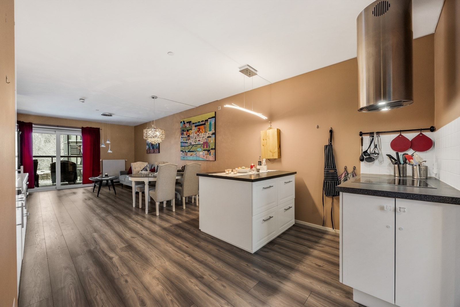 Leiligheten har en god planløsning med åpen stue- og kjøkkenløsning. Galleribilde