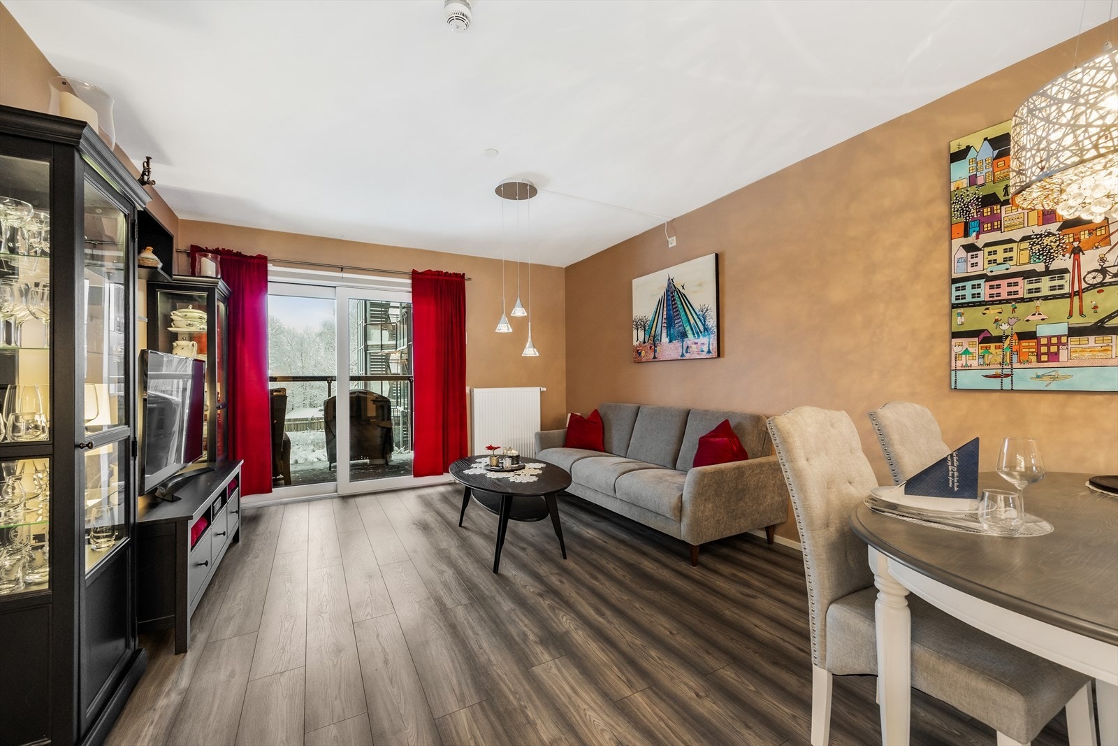 Hyggelig stue med utgang til balkong. Galleribilde