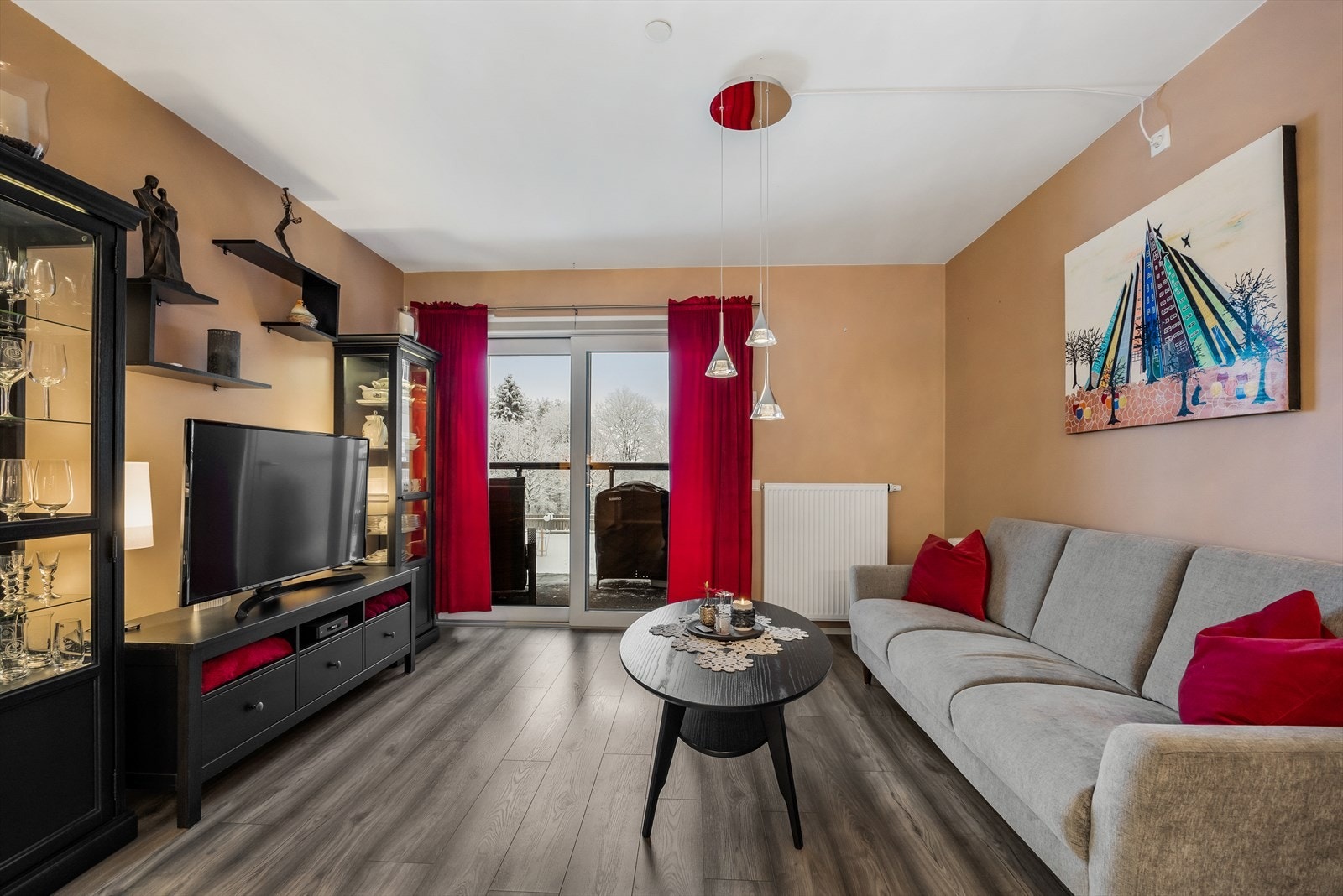 Leiligheten varmes opp med vannbåren varme til radiatorer fra fjernvarmeanlegg. Galleribilde